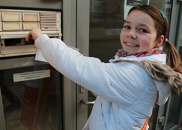 Briefe austragen macht jedem Spaß. Rebecca hat sich ihre Straße schon gesichert.