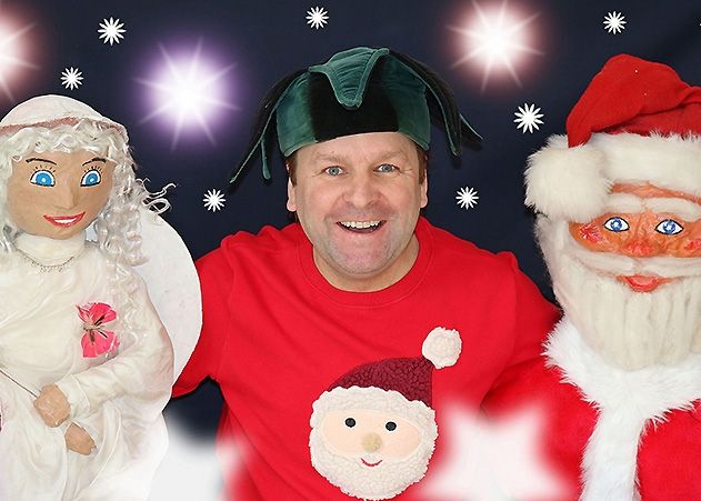 Der Kinderliedermacher Thomas Koppe erzählt im Volkshaus in Jena das Märchen „Der eingeschnappte Weihnachtsmann“.