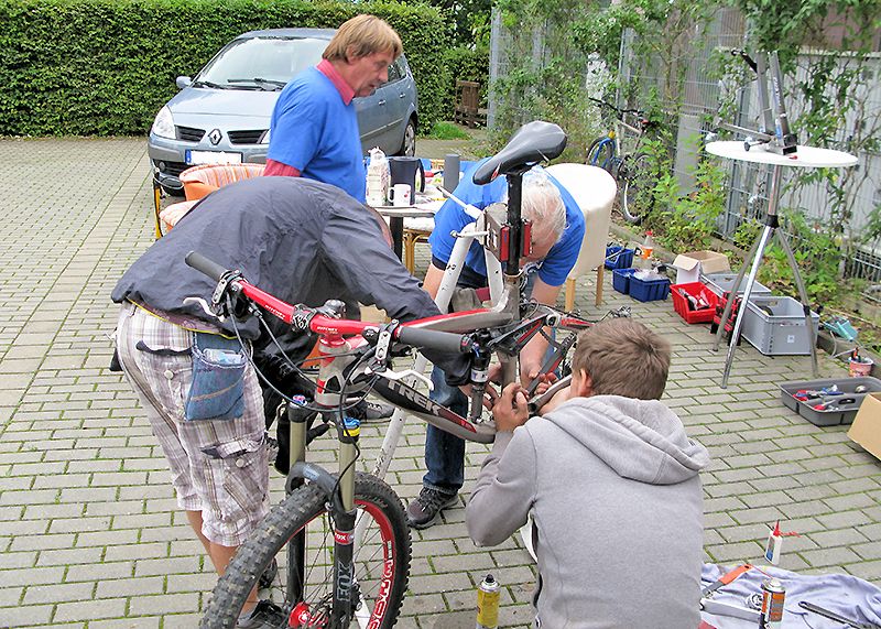 Fahrradreparatur beim Freiwilligentag mit ADFC-Werkstattleiter Christian Friese.