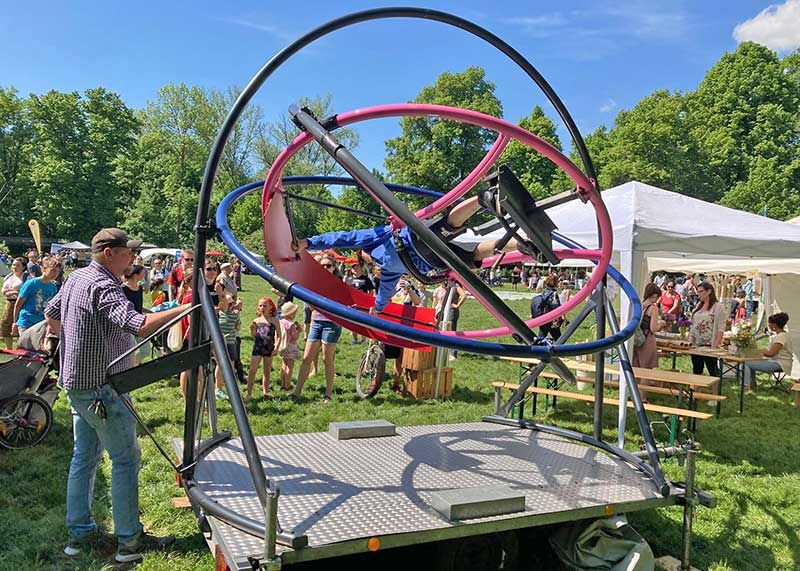 Ein besonderes Highlight auf dem Fest war ein sogenannter „Spacetrainer“, in dem man kopfüber seine Runden drehen konnte.