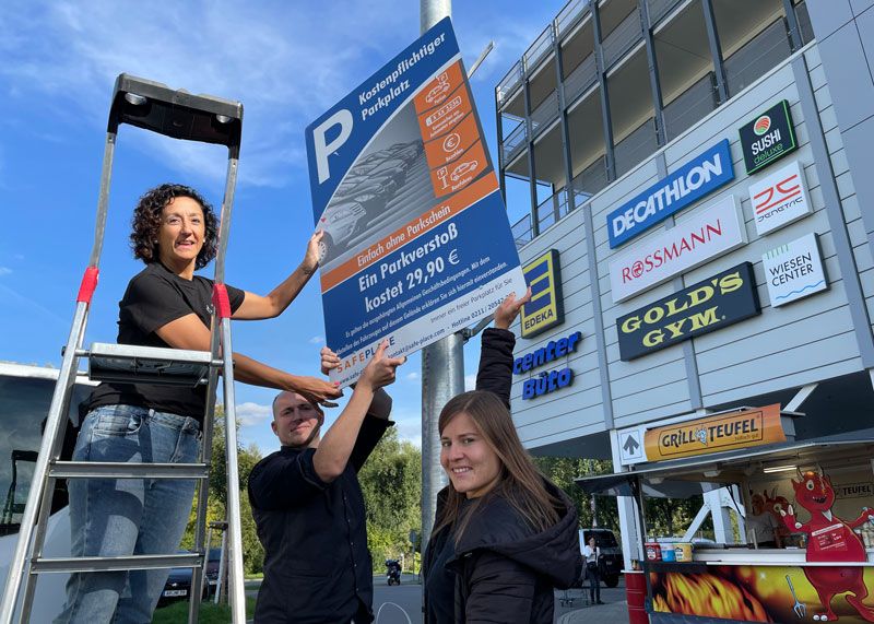 Das letzte Schild wird von Edeka-Chefin Denisa Büto (l.) höchstpersönlich demontiert, unterstützt dabei von Marktleiter Florian Rubenbauer und Decathlon-Filialleiterin Selina Pohl.