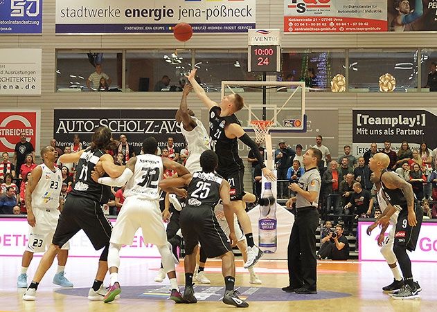 Nach zwischenzeitlich bis zu 15 Punkten Rückstand kämpften sich die Jenaer Basketballer wieder heran, zwangen Würzburg in die Overtime und mussten durch Nationalspieler Robin Benzing fünf Sekunden vor Schluss die Niederlage hinnehmen.