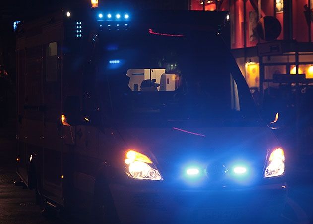 Die 20-Jährige war geistig verwirrt und gestand der Polizei, schwere Straftaten begehen zu werden. Gegen den anschließend eingeschalteten Rettungsdienst wehrte sie sich heftig.