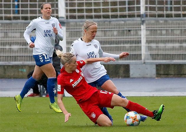 Jenas Jitka Chlastáková im Zweikampf mit der Münchnerin Kathrin Hendrich.