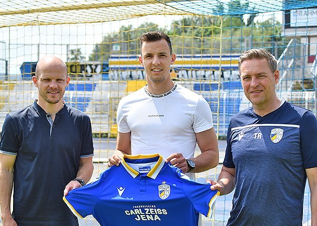 Weiterer Neuzugang: Bastian Strietzel (m.) unterschreibt beim FCC einen Vertrag bis Sommer 2023.