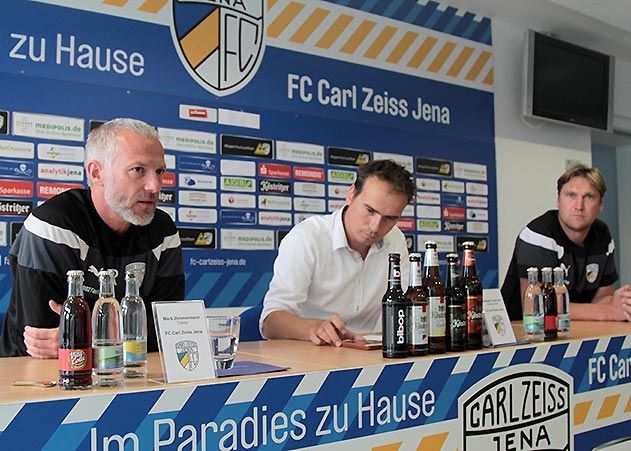 Es geht wieder los: Der FC Carl Zeiss Jena startet am Freitagabend in die Saison 2016/17. In der Pressekonferenz vor dem Auftaktspiel in Meuselwitz strahlten die Offiziellen eine außergewöhnliche positive Ruhe aus. Im Bild v.l.n.r. FCC-Cheftrainer Mark Zimmermann, Pressesprecher Andreas Trautmann und Sportdirektor Kenny Verhoene.