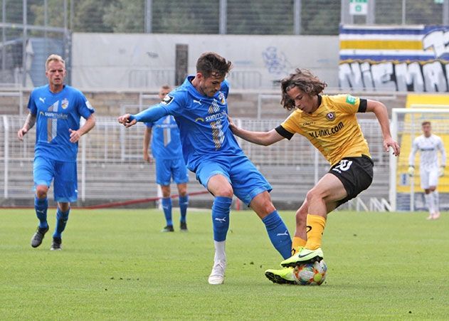 Im Zweikampf der Jenaer Daniele Gabriele (li.) mit dem Dresdener Matthäus Taferner.