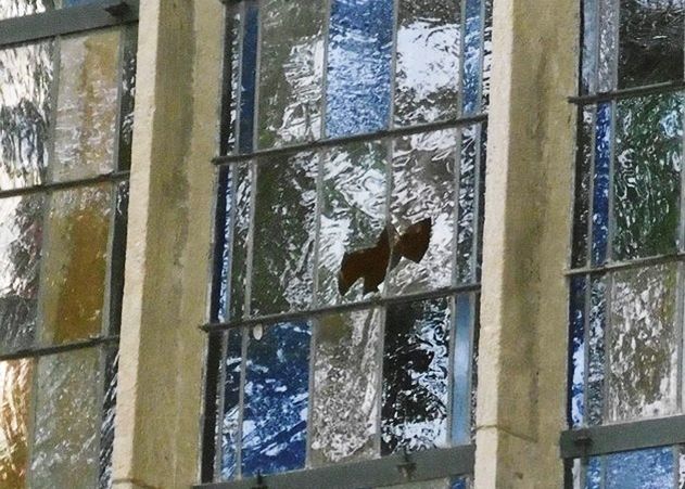 Wie schon in der Nacht zum Sonntag (Foto) wurde gestern erneut ein Bleiglasfenster der Stadtkirche St. Michael zerstört.