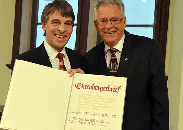 Die Ehrenbürgerurkunde für Dr. Peter Röhlinger. Oberbürgermeister Dr. Albrecht Schröter (l.) zählte zu den ersten Gratulanten.