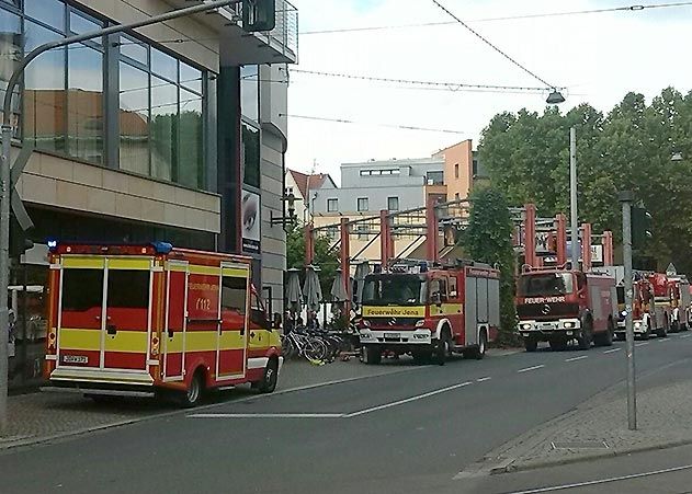 Der Löschzug der Berufsfeuerwehr und Freiwillige Feuerwehr aus Lichtenhain waren Sonntagmittag am Holzmarkt im Einsatz.