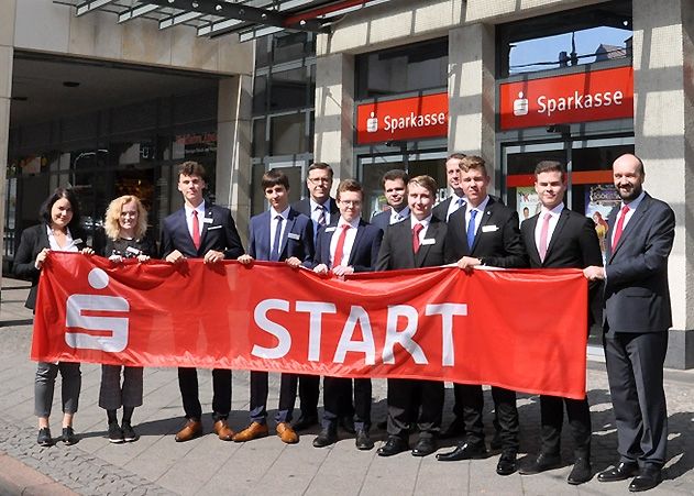 Die Mitglieder des Vorstandes der Sparkasse Jena, Thomas Schütze, Thomas Neupert und Michael Rabich (hintere Reihe, v.l.) begrüßen zusammen mit dem Leiter für Aus- und Fortbildung Thomas Schran (erste Reihe, rechts), die acht neuen Azubis 2018.