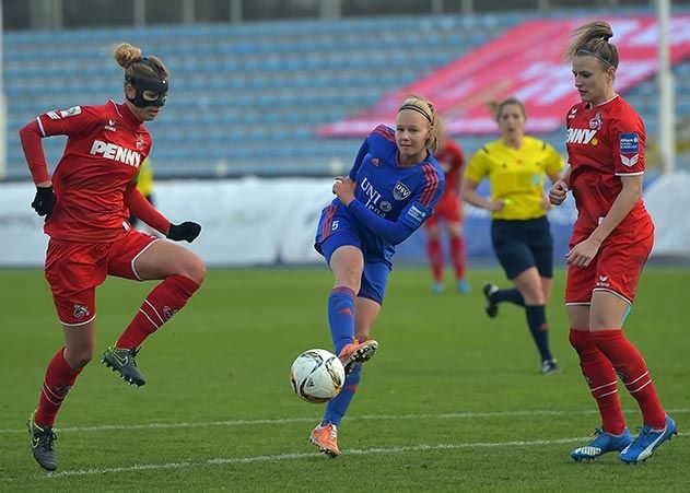 Die Jenaerin Annalena Breitenbach (Mitte) gegen die Kölnerinnen Yvonne Zielinski (links) und Virginia Kirchberger im Spiel FF USV Jena gegen 1. FC Köln im Jenaer Ernst-Abbe-Sportfeld.