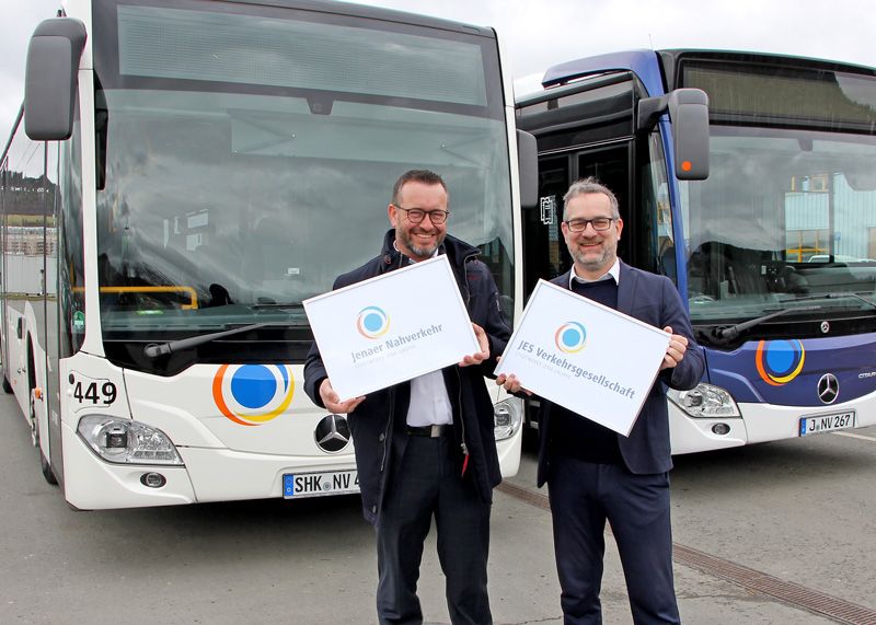 Zwei neue Logos – eine runde Sache: Die Geschäftsführer des Jenaer Nahverkehrs und der JES Verkehrsgesellschaft, Steffen Gundermann (li. im Bild) und Andreas Möller, präsentieren die neuen Marken der Verkehrsunternehmen.
