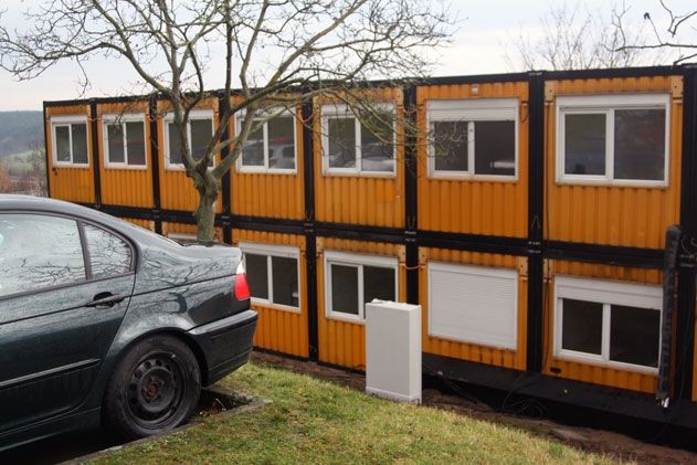 Die 36 Wohncontainer in der Carolinenstraße in Lobeda-Ost werden gegenwärtig mit Möbeln ausgestattet. Massive Kritik an der vom Eigenbetrieb Kommunale Immobilien Jena gewählten Aufstellvariante übte Lobedas Ortsteilbürgermeister Volker Blumentritt.