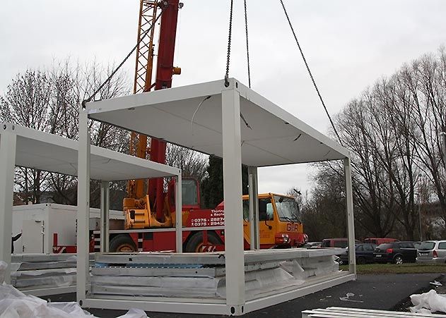 Der Aufbau der Wohncontainer auf dem Parkplatz Gries hat in dieser Woche begonnen.