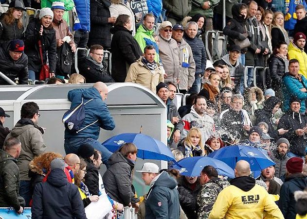 Anhänger des FC Carl Zeiss Jena lassen nach dem Spiel  ihren Frust an Schiedsrichter Markus Wollenweber aus und bewerfen das Schiedsrichtergespann mit Bierbechern.