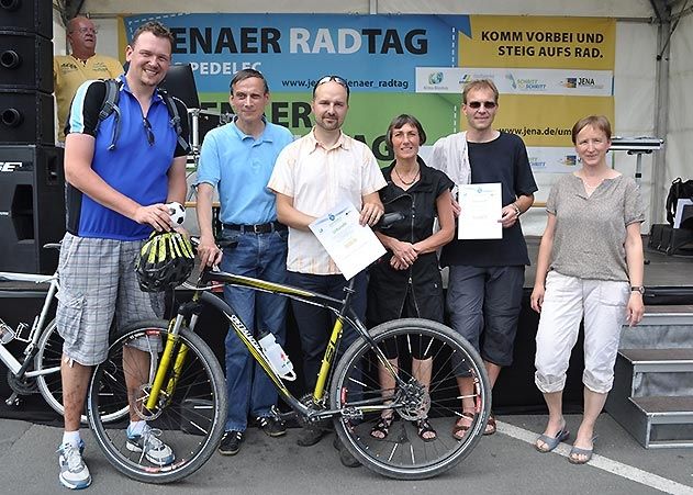 v.l.n.r. Lars Lentvoigt, Holger Stein, Christoph Sieland, Sylvie Mauduit, Christoph Schack und Christiane Adami (v.l.) nahmen stellvertretend für das UKJ-Team die Siegerurkunde entgegen.