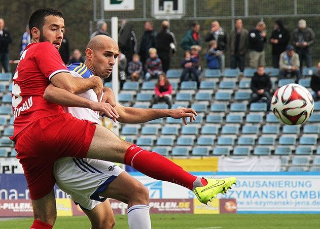 Im Zweikampf: Der Berliner Atakan Yigitoglu (5/BAK) und Jenas Velimir Jovanovic (36/FCC).