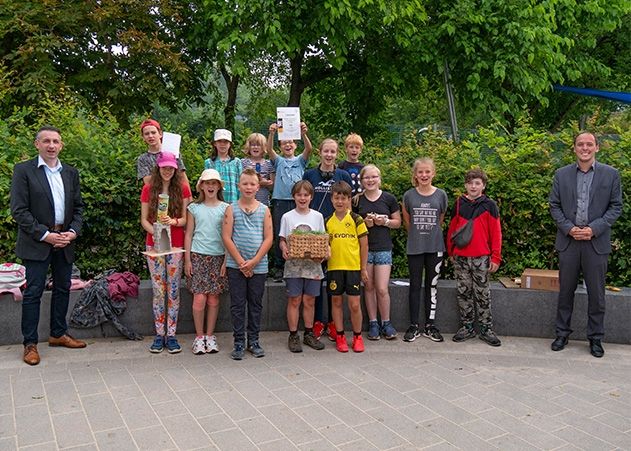 Bürgermeister Christian Gerlitz und Gunar Schmidt (li.), Stadtwerke-Geschäftsführer, überbrachten am Mittwoch den Schülerinnen und Schülern der Freien Ganztagsschule „Leonardo“ den Kinder- und Jugendumweltpreis der Stadt Jena.