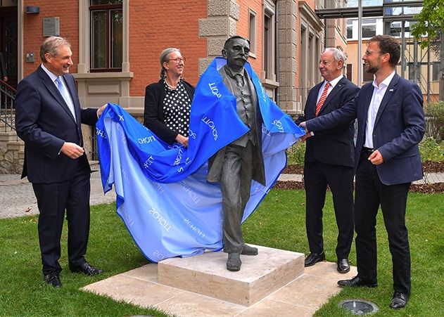 Dr. Farnk Heinricht, Vorstandsvorsitzender der SCHOTT AG, Karin Bohrmann-Roth, Künstlerin, Wolfgang Meyer, Ehrenvorsitzender des Fördervereins SCHOTT-GlasMuseum und Dr. Thomas Nitsche, Oberbürgermeister der Stadt Jena (v.l.n.r.) bei der Einweihung des Otto-Schott-Denkmals vor der SCHOTT-Villa in Jena.