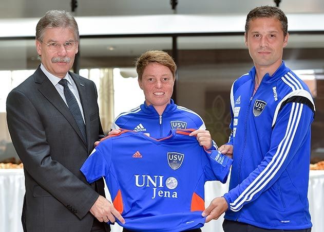 Vertragsverlängerung: Die Friedrich-Schiller-Universität Jena wird auch für die kommende Saison 2015/16 der Trikotpartner des FF USV Jena. v.l.n.r. Kanzler der FSU Dr. Klaus Bartholmé, Spielführerin Susann Utes, Cheftrainer Daniel Kraus.