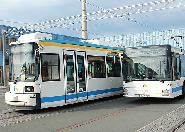 Auch in diesem Jahr fahren die Straßenbahnen und Busse des Jenaer Nahverkehrs über Weihnachten, Silvester und die Feiertage nach einem Sonderfahrplan.