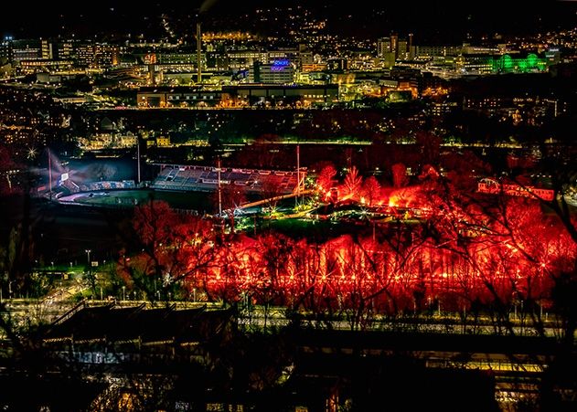 Umrahmt von Bengalos und einem Feuerwerk wurde dem alten Ernst-Abbe-Sportfeld noch einmal die Ehre erwiesen.