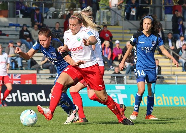 Lisa Seiler (links, FF USV Jena) wird von Laura Störze (1. FFC Frankfurt) abgedrängt.