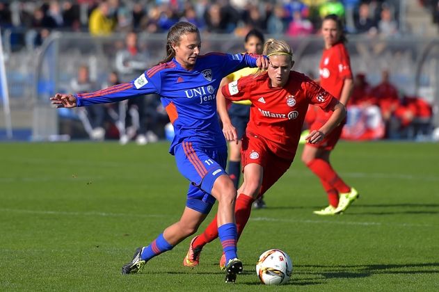 Die Jenaerin Lucie Vonkova (links) gegen die Münchenerin Carina Wenniger im Spiel FF USV Jena gegen FC Bayern München im Jenaer Ernst-Abbe-Sportfeld.