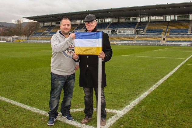 Die Eckfahnen des FC Carl Zeiss Jena sollen künftig in den Vereinsfarben blau-gelb-weiß die Heimspiele schmücken.