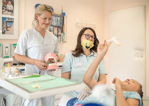 Ina Schüler (Bildmitte) kann sich bei ihren Behandlungen blind auf ihre Assistentin, hier Christiane Otto, verlassen. Überhaupt weiß jeder im Team, was kindgerechte Zahnheilkunde in all ihren Facetten bedeutet – und nur so wird sie letztlich zum Erfolg.