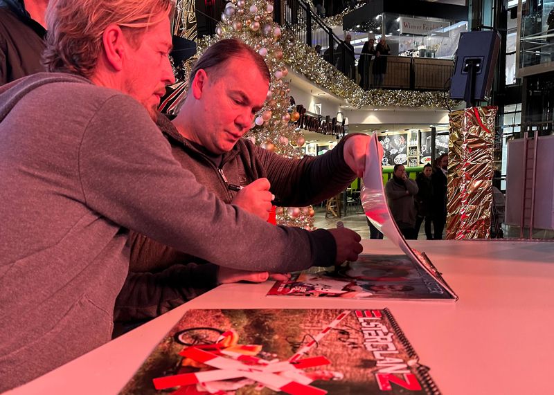 Das erfolgreiche Blödel-Duo „Elsterglanz“ signiert in Jena wieder seinen Jahreskalender.