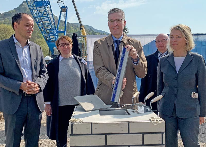 v.l.n.r. Jenas Bürgermeister Christian Gerlitz, Johanna Lindenlaub (Niederlassungsleiterin Goldbeck GmbH), Andreas Deiß (Vorstand der WG Carl Zeiss), Friedrich-Wilhelm Gebhardt (Aufsichtsratsvorsitzender der WG Carl Zeiss) und die Thüringer Bauministerin Susanna Karawanskij bei der Grundsteinlegung.