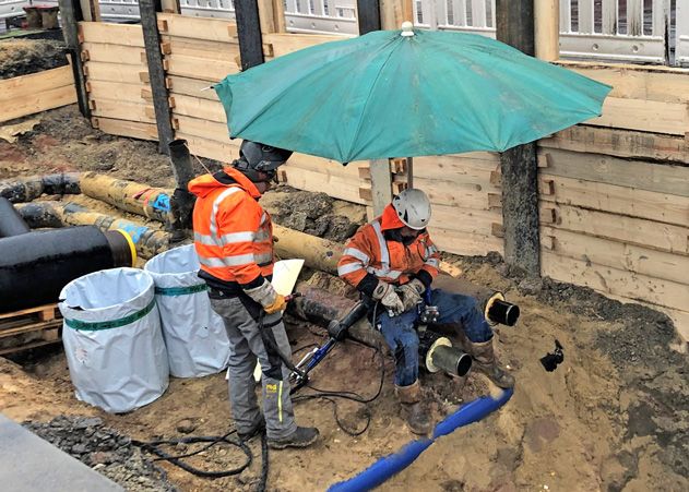 Nach dem Ausbau der alten Leitung wurde direkt damit begonnen, das Einsetzen der neuen Leitungsteile vorzubereiten.