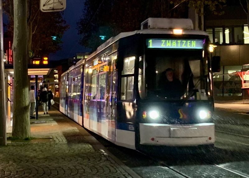 Eine Straßenbahn des Jenaer Nahverkehr hält am Löbdergraben. (Symbolbild)