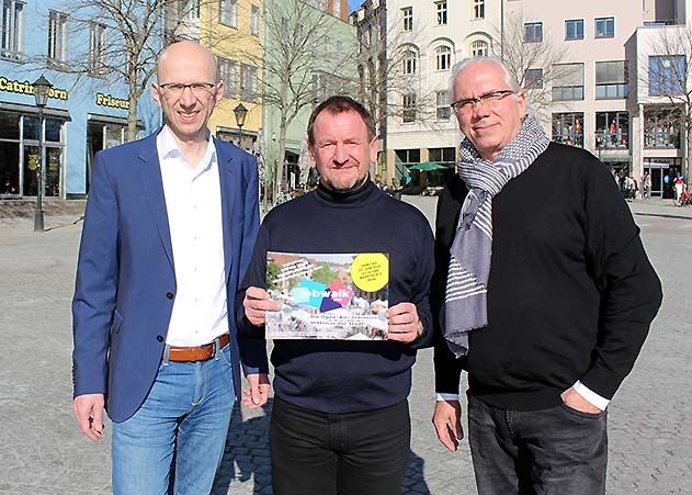 JenaWirtschafts-Geschäftsführer und Jobwalk-Jena-Schirmherr Wilfried Röpke (l.) mit den Organisatoren der Agentur augenmaß Peter Böttger (m.) und Roberto Barrabas (r.) auf dem Jenaer Marktplatz