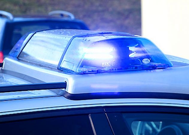 Die Polizei Jena ermittelt wegen Sachbeschädigung, nachdem ein Auto am Sonntag mit roter Farbe besprüht wurde.