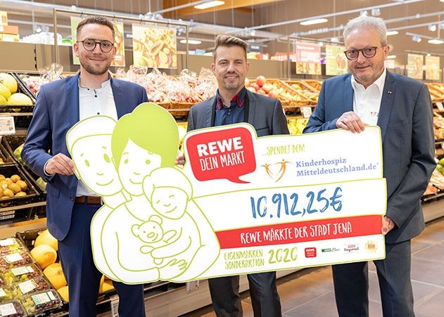 v.l.n.r.: Dennis Kaufmann, Vertriebsleiter der REWE-Markt GmbH; Ronny Seespeck, Gebietsleiter Vertrieb bei der REWE-Markt GmbH; Klaus-Dieter Heber, Geschäftsführer der gemeinnützigen Kinderhospiz Mitteldeutschland GmbH bei der Spendenübergabe.