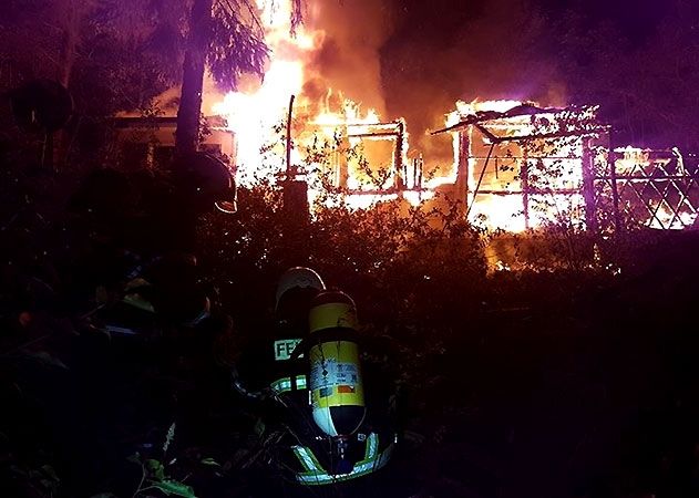 Die Gartenhütte brannte nahezu komplett ab.