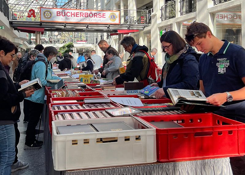 Drei Tage lang wurden die Bücherkisten in der Goethe Galerie von „Leseratten“ umlagert.