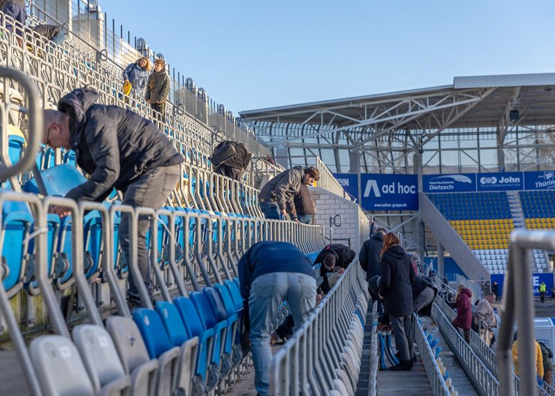 Die Fans haben bis zum Mittag rund 600 Sitze abmontiert.