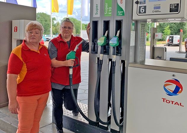 Am morgigen Dienstag hat es sich an der beliebten Total-Tankstelle nahe des Jenaer Zentrums für immer ausgezapft. Leiterin Yvonne Wagner (r.) und Mitarbeiterin Rita Seifarth sehen einer ungewissen Zukunft entgegen.