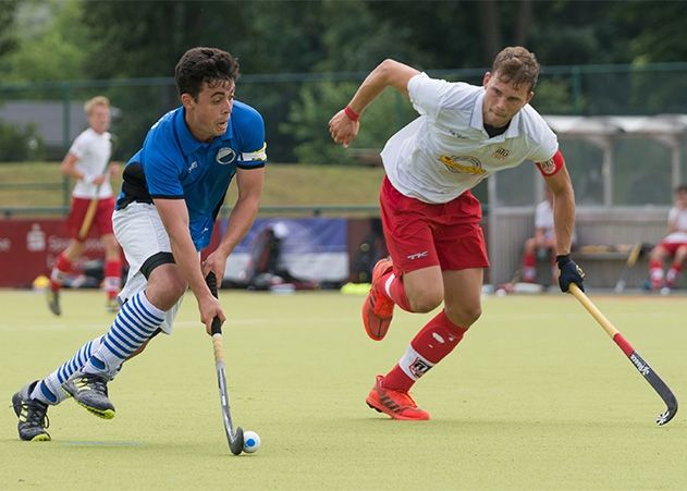 SSC-Kapitän Camilo Peña Philipp (li.) im Zweikampf mit einem Leipziger Spieler.