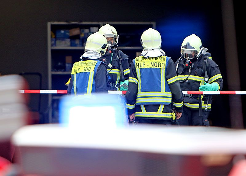 Ein Angriffstrupp der Berufsfeuerwehr führte vor Ort erste Messungen durch.