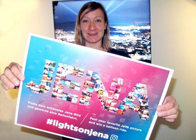 Projektleiterin Marina Flämig von der Jenaer Wirtschaftsförderung präsentiert das Jena-Motiv zum 1. Internationalen Tag des Lichts am 16. Mai 2018.
