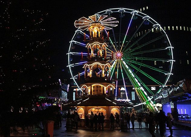 Die höchste Weihnachtspyramide Thüringens steht auf dem Eichplatz in Jena.