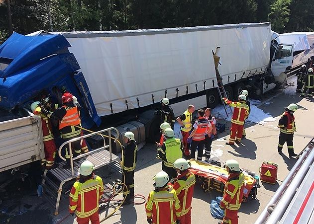 Bei dem schweren Unfall auf der A9 starb ein Lkw-Fahrer.