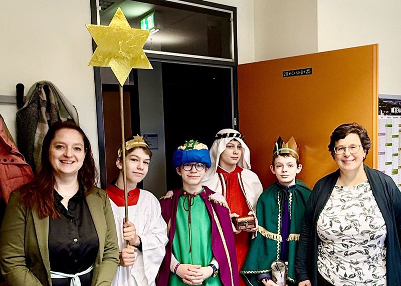 v.l.n.r. Dezernentin Kathleen Lützkendorf, die Sternsinger Leo, Raphael, Damian, Johannes und Sozialamtsleiterin Barbara Wolf.