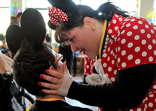 Auch Menschen mit Behinderungen wollen feiern. Sie wollen sich verkleiden, tanzen und im Fasching närrisch sein.