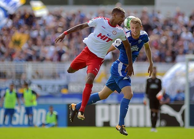 Der Jenaer Marius Grösch (rechts) gegen den Kölner Daniel Keita-Ruel im 3.-Liga-Spiel FC Carl Zeiss Jena gegen SC Fortuna Köln im Ernst-Abbe-Sportfeld.